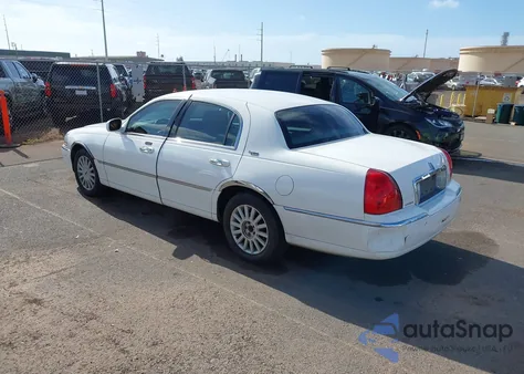 2005 Lincoln Town Car Signature Limited from USA, damaged, VIN 1LNHM82W05Y664360